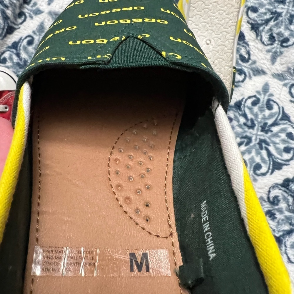 Oregon Ducks SZ M Women’s Shoes 7/8 Slip on Canvas Yellow Green Tom’s look alike - Picture 9 of 11
